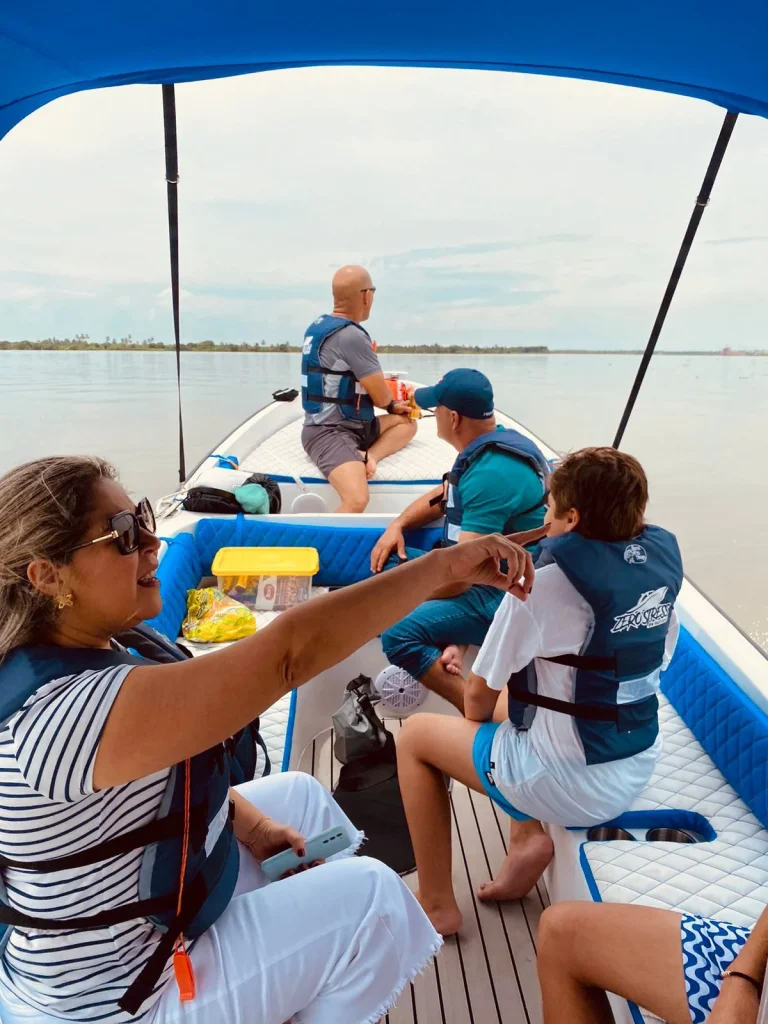 Grupo de amigos en paseo en lancha por el Río Magdalena, disfrutando de la experiencia y el entorno natural.