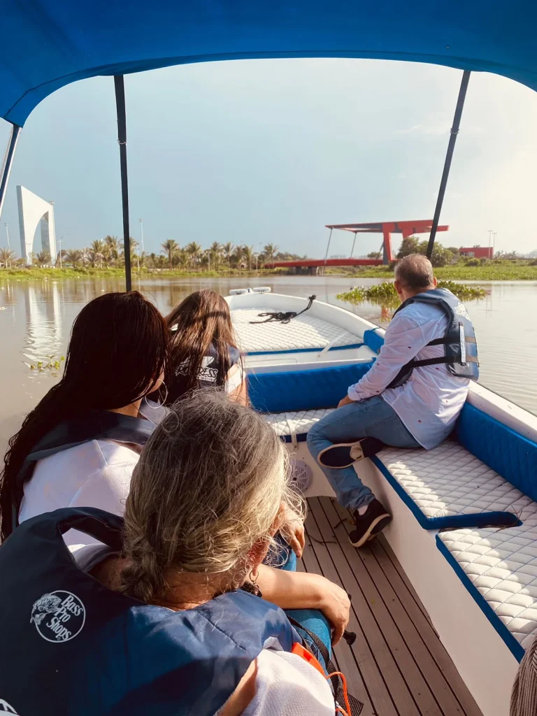Tour en lancha por el Río Magdalena en Barranquilla, explorando la naturaleza y el entorno fluvial.