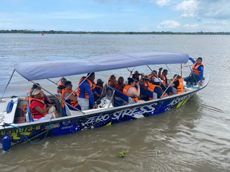 Grupo de turistas en el Río Magdalena, explorando su belleza natural y su importancia cultural.