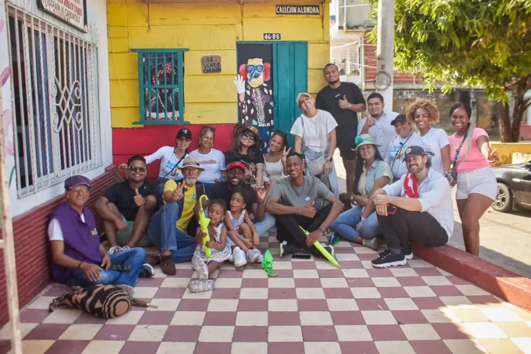 Grupo de turistas en Casa Cultural de Barrio Abajo, explorando la historia y el arte local.