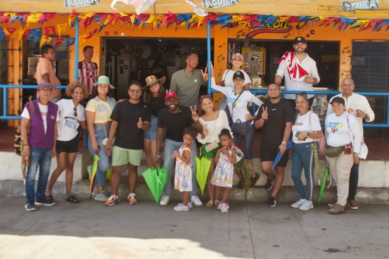 Grupo de turistas en el tour por Barrio Abajo, descubriendo su arte y cultura vibrante.