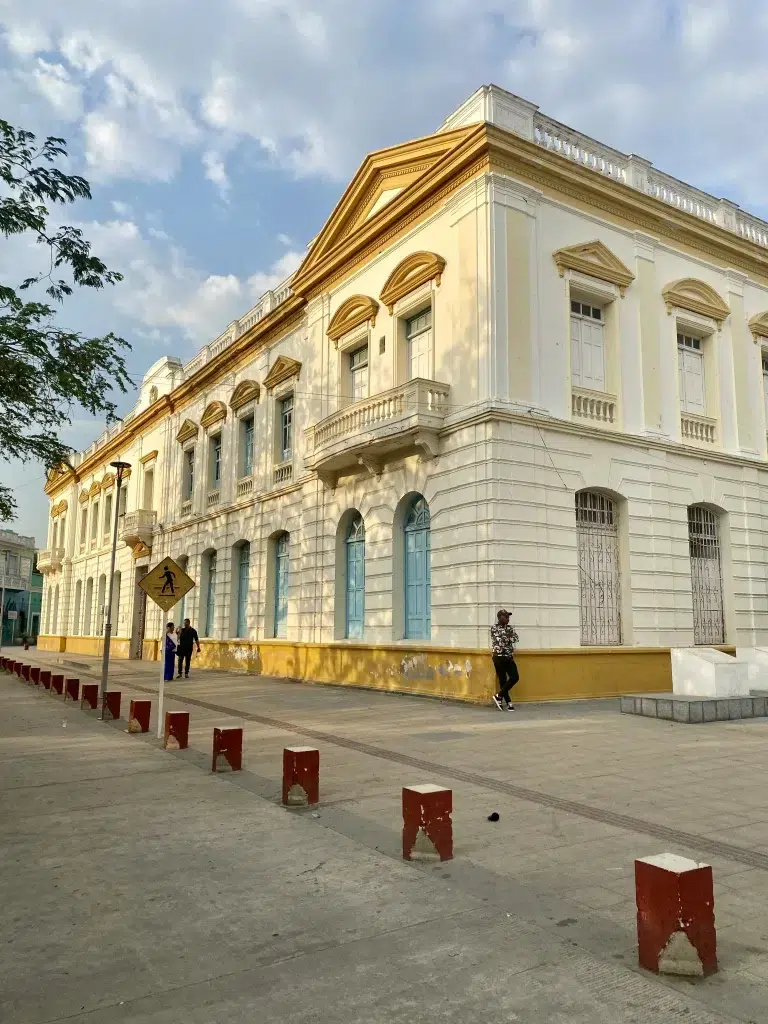Tour Ciénaga Magdalena. Plaza Central de Ciénaga, Magdalena, epicentro histórico y cultural de la ciudad.