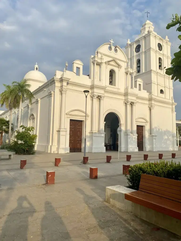 Tour Ciénaga Magdalena. Iglesia en la plaza de Ciénaga Magdalena, Colombia.