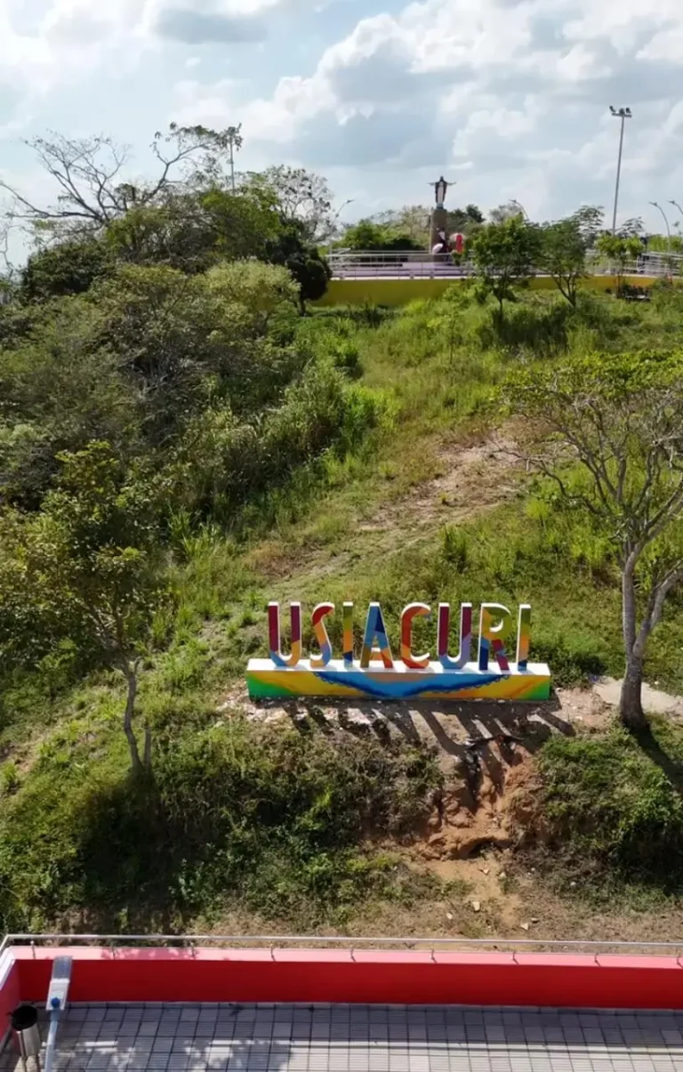 Mural en Usiacurí, una obra de arte que refleja la historia y cultura del pueblo.