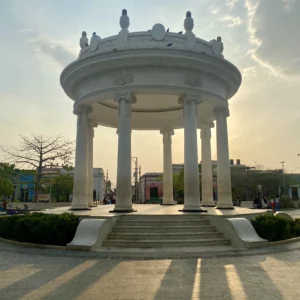 Plaza Centenario en Ciénaga, Magdalena, espacio conmemorativo y cultural en el corazón de la ciudad.