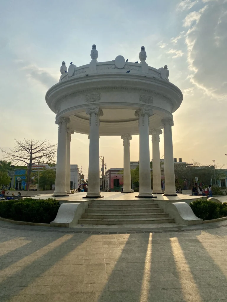 Plaza Centenario en Ciénaga, Magdalena, espacio conmemorativo y cultural en el corazón de la ciudad.