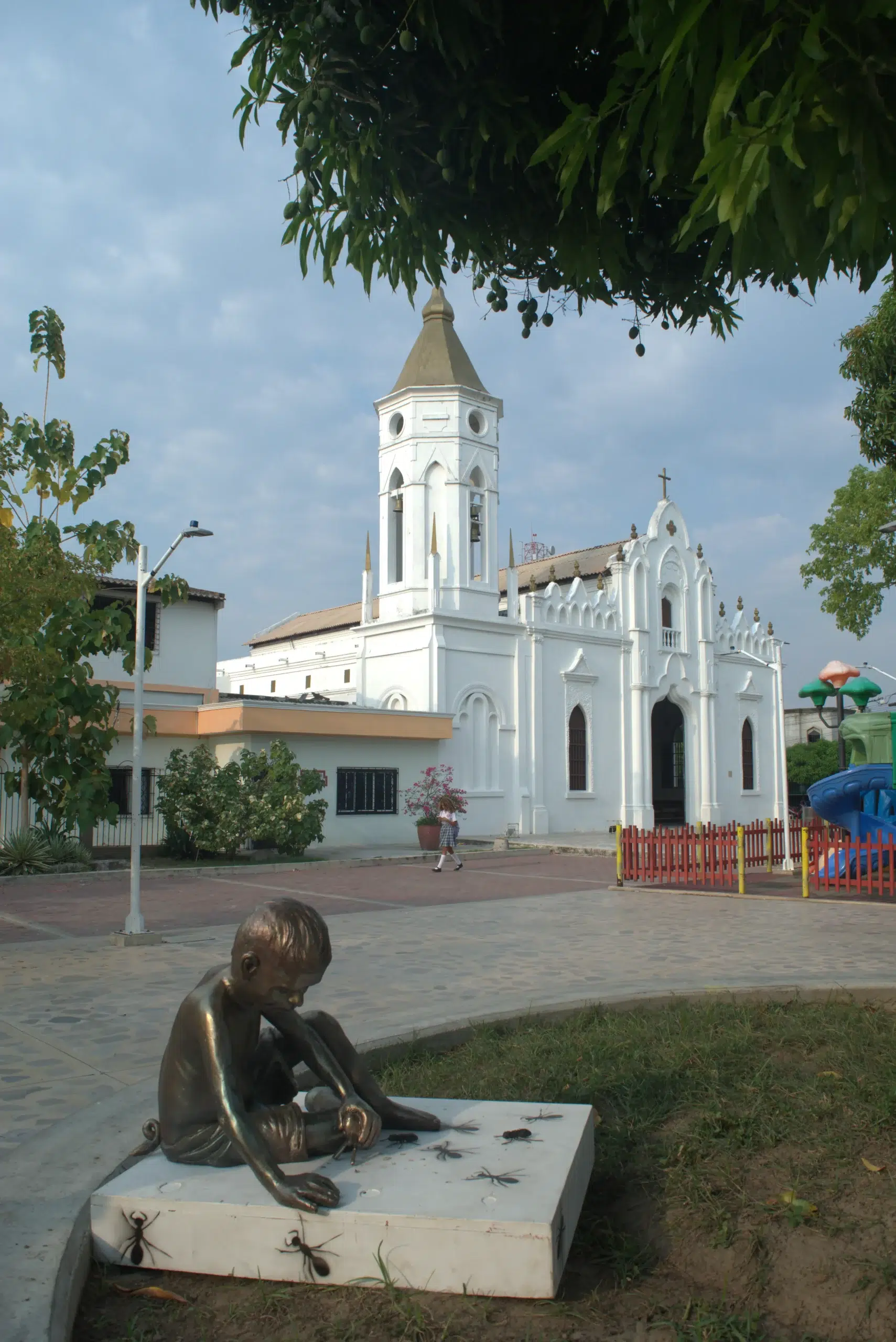 Escultura del niño con cola de cerdo en Aracataca, un icónico personaje de 'Cien Años de Soledad. Tour Aracataca vive la magia de Macondo.