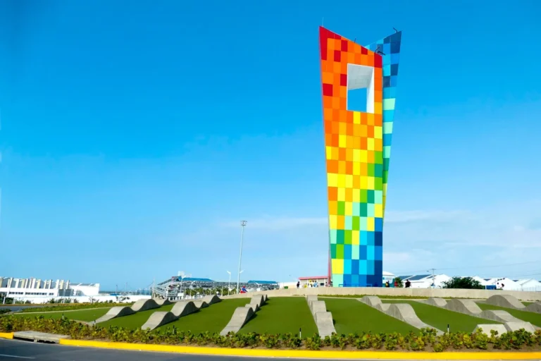 Monumento La Ventana Al Mundo