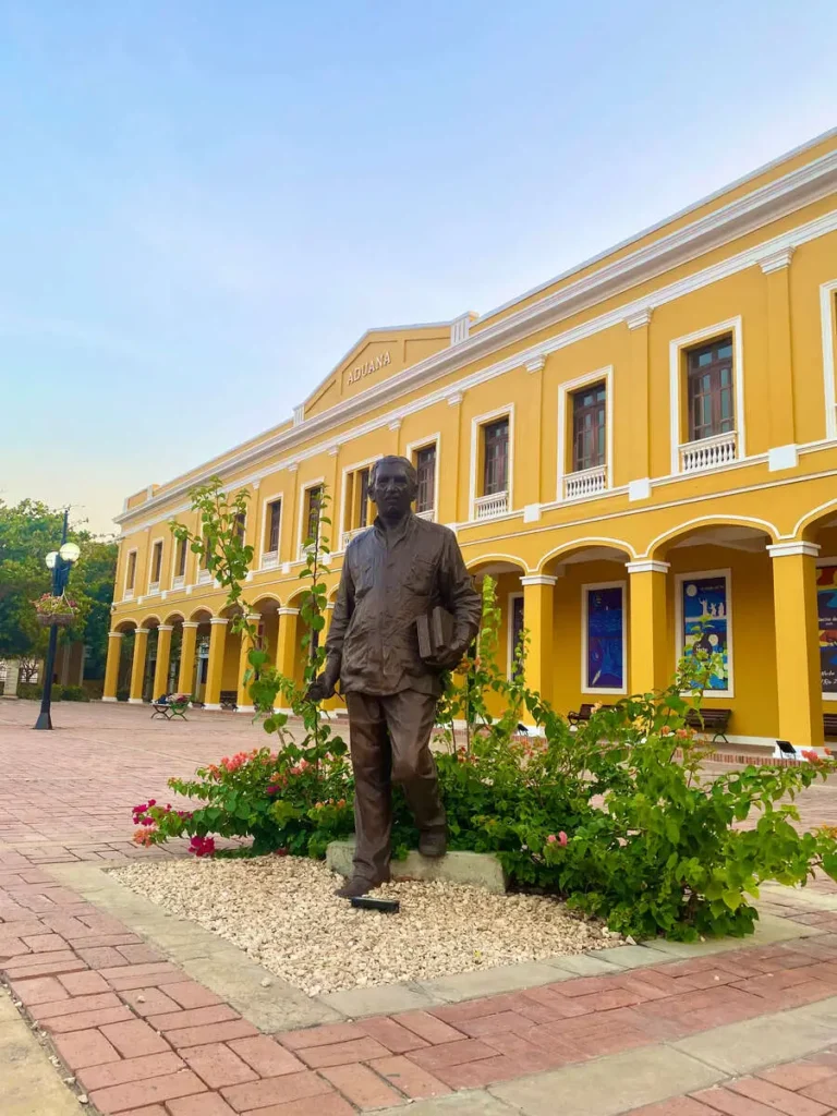 Monumento Gabo en La Aduana