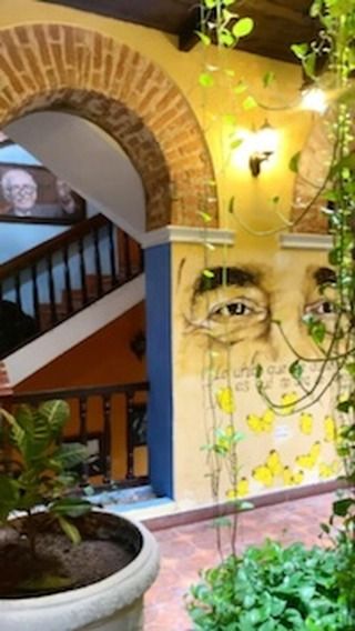 En nuestra experiencia por el centro de Barranquilla, podrás visitar este lugar lleno de inspiración donde Gabo escribió la novela ‘Memoria de mis putas tristes’. ✍️📜
.
.
Envíale esto a la persona que debería ir contigo 💚✉️.
.
.
#gabrielgarciamarquez #barranquilla #colombia #rutagabrielgarciamarquez #literatura #centrodebarranquilla #neiwaytravel